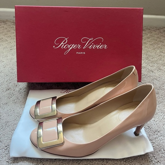 Roger Vivier Shoes - Roger Vivier Beige Patent Leather Trompette Pumps